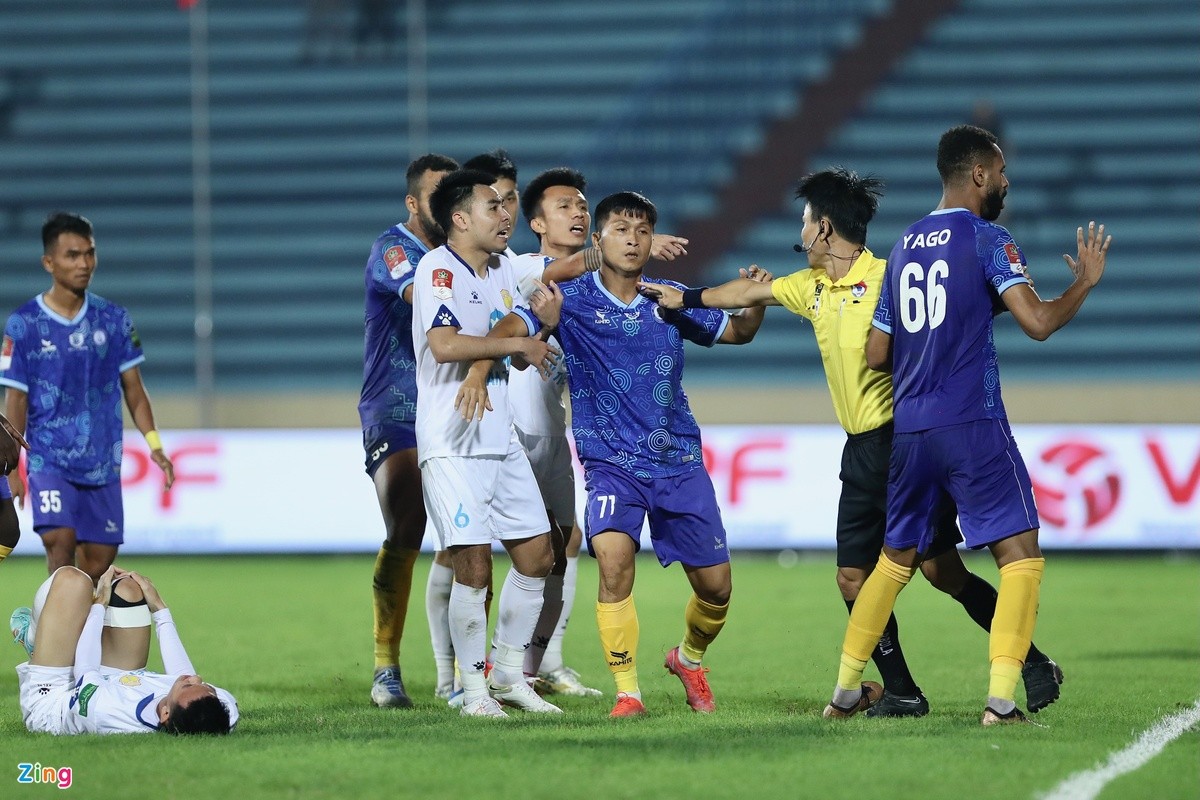 HLV Khánh Hòa bức xúc với trọng tài - Bóng Đá