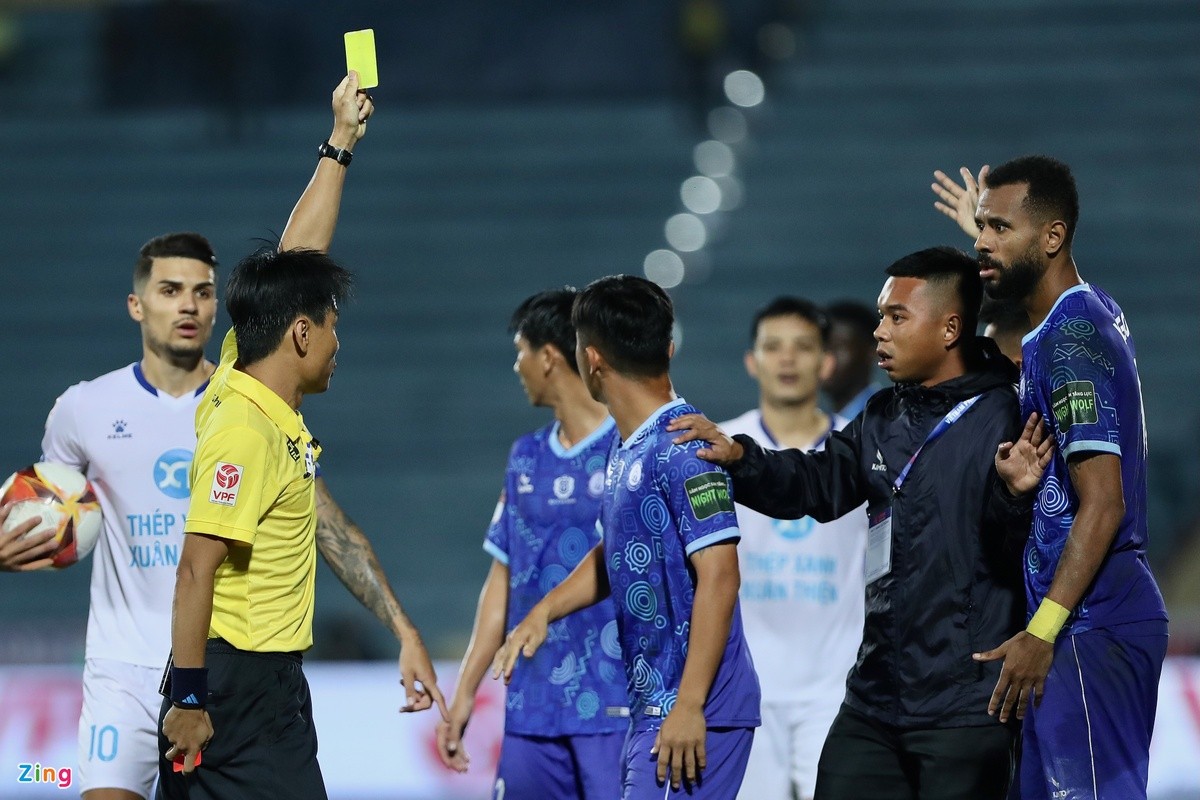 HLV Khánh Hòa bức xúc với trọng tài - Bóng Đá