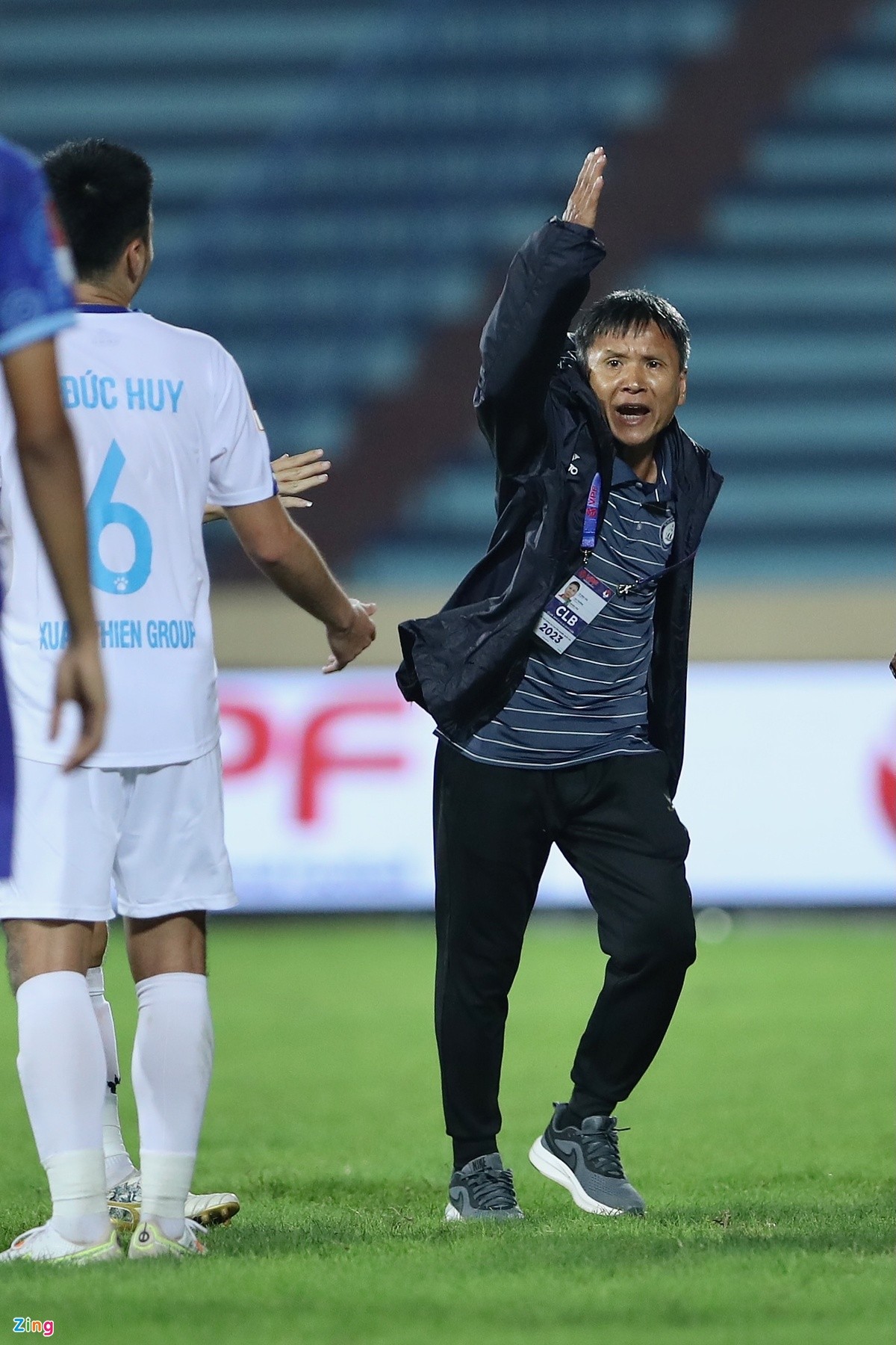 HLV Khánh Hòa bức xúc với trọng tài - Bóng Đá