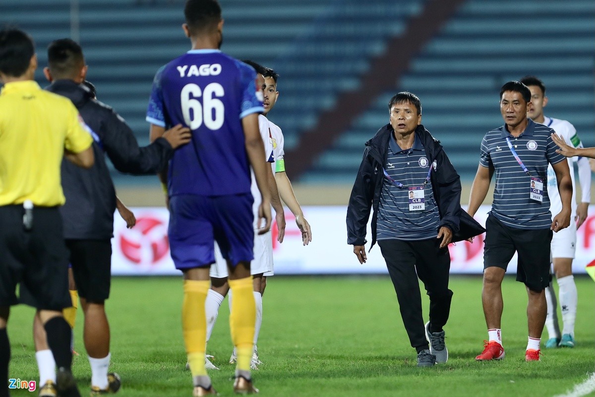 HLV Khánh Hòa bức xúc với trọng tài - Bóng Đá