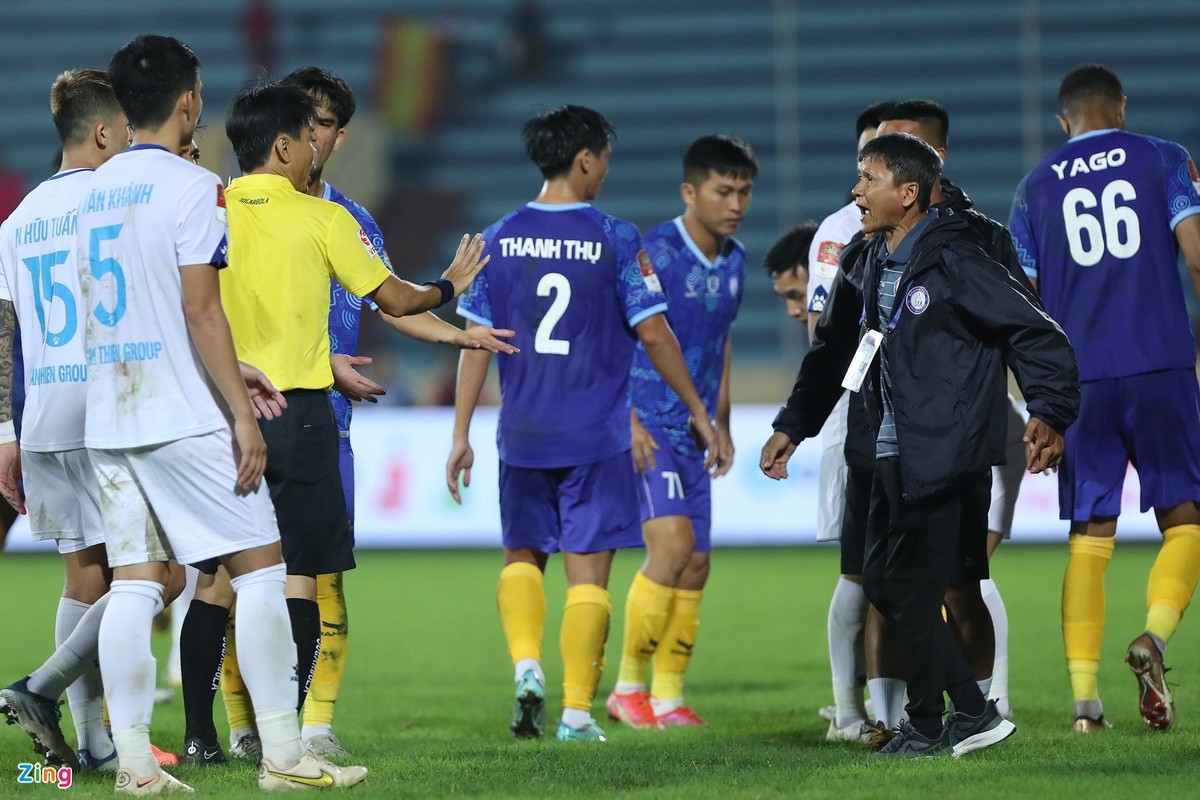 HLV Khánh Hòa bức xúc với trọng tài - Bóng Đá