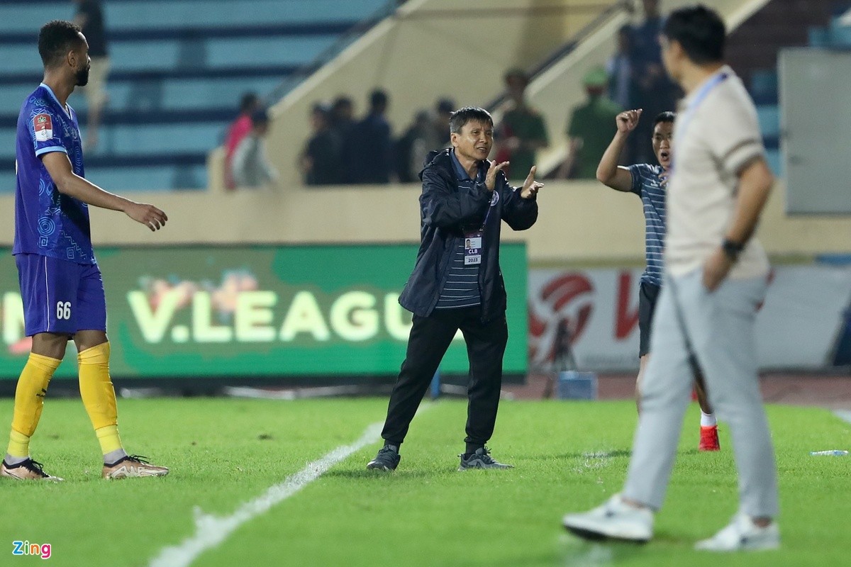 HLV Khánh Hòa bức xúc với trọng tài - Bóng Đá