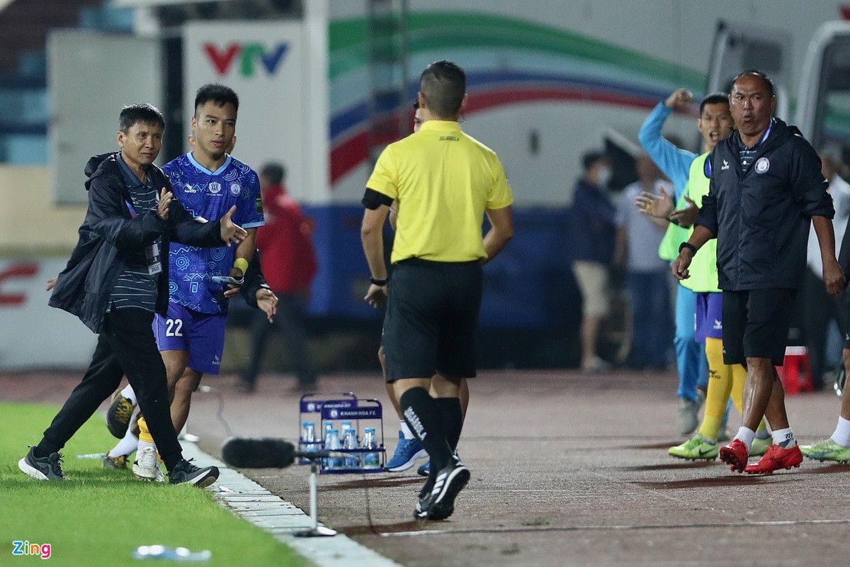 HLV Khánh Hòa bức xúc với trọng tài - Bóng Đá