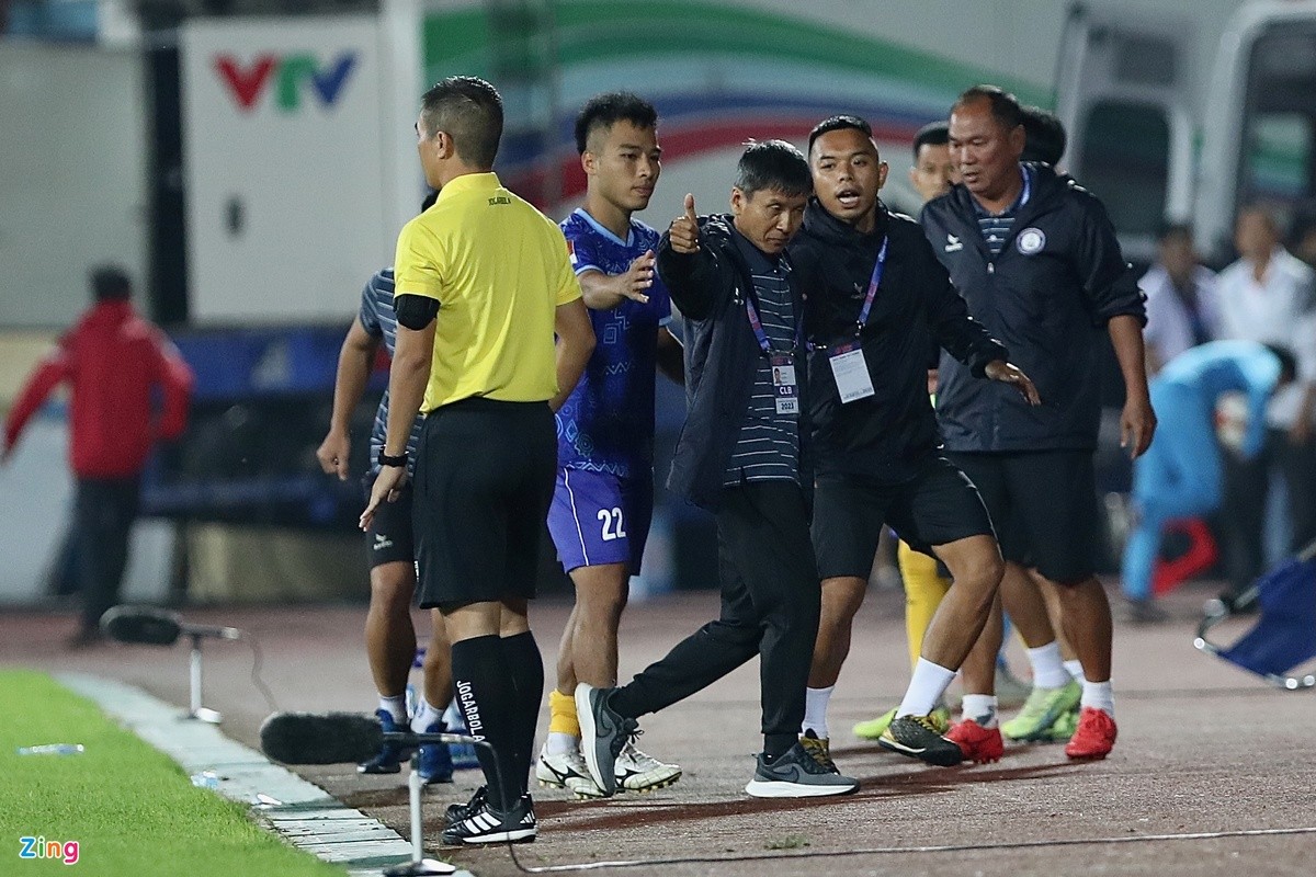 HLV Khánh Hòa bức xúc với trọng tài - Bóng Đá