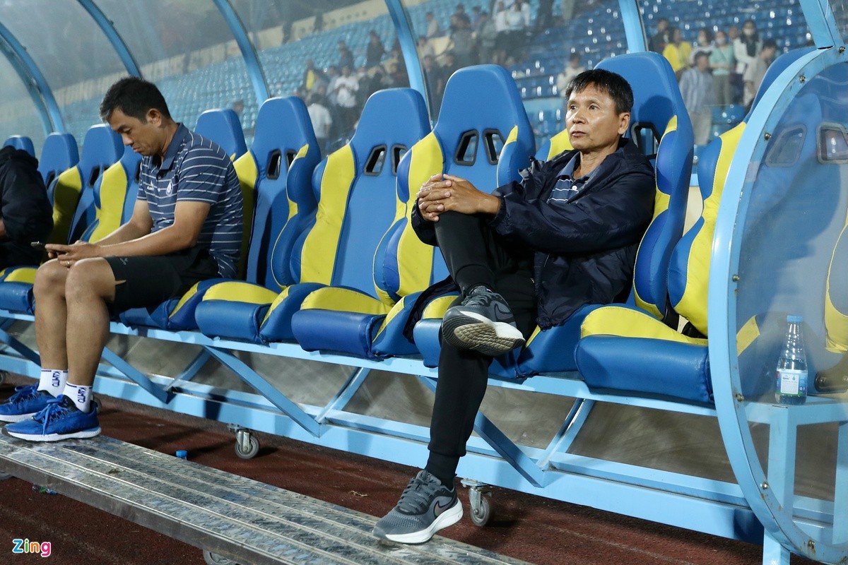 HLV Khánh Hòa bức xúc với trọng tài - Bóng Đá