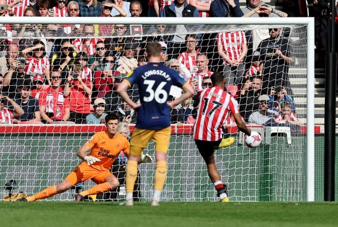 Newcastle đẩy Man United xuống thứ 4 - Bóng Đá