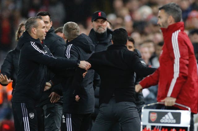 Jurgen Klopp explains Mikel Arteta touchline bust-up at Anfield - Bóng Đá
