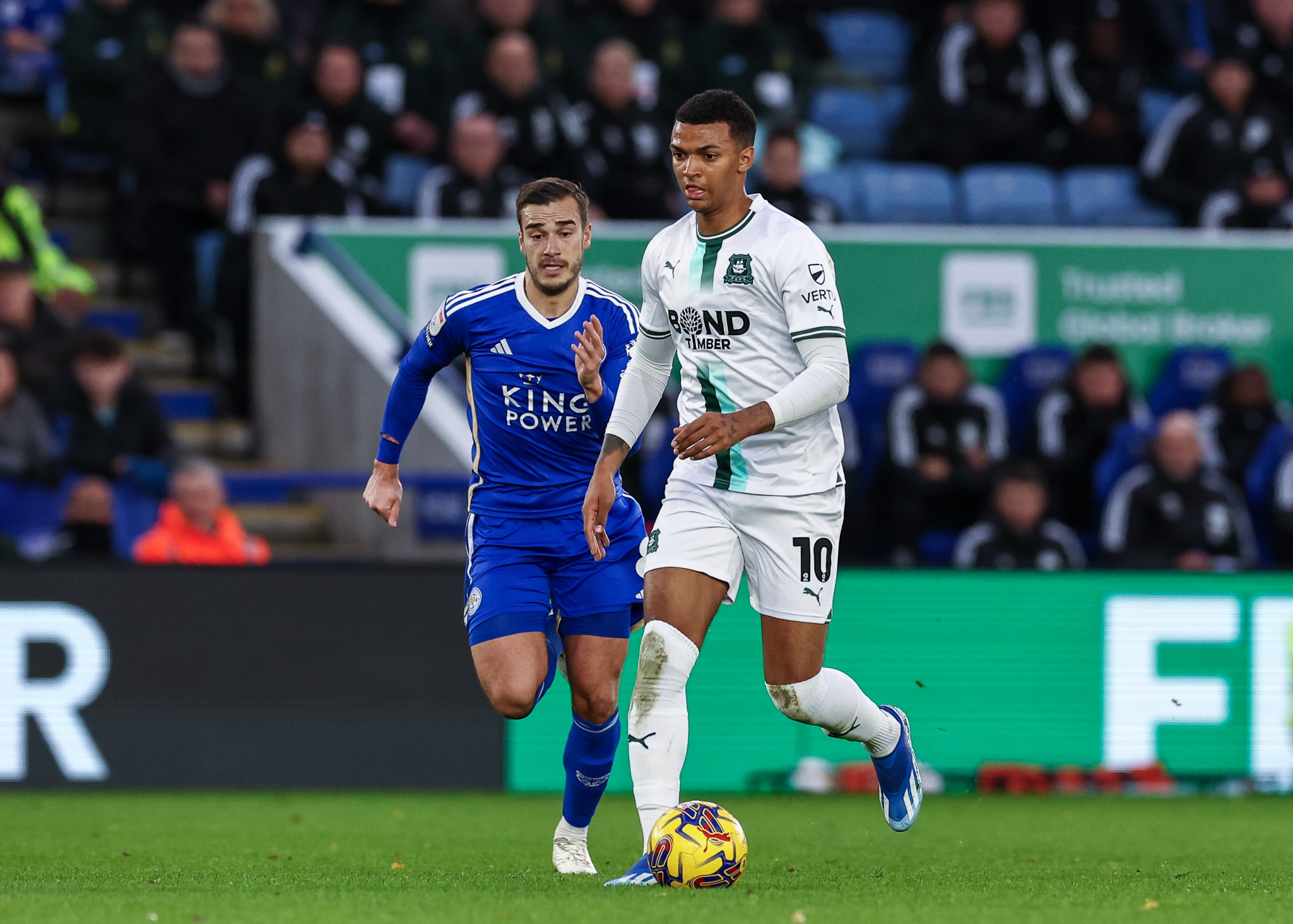 Cuộc chiến căng như dây đàn ở bóng đá Anh - Bóng Đá