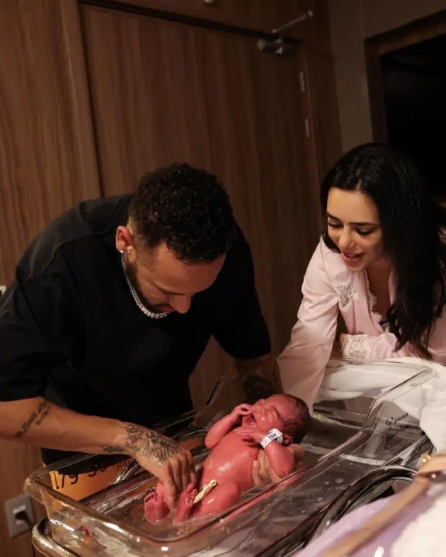 DADDY'S GIRL Neymar announces birth of daughter Mavie with stunning model girlfriend Bruna Biancardi in emotional Instagram post - Bóng Đá