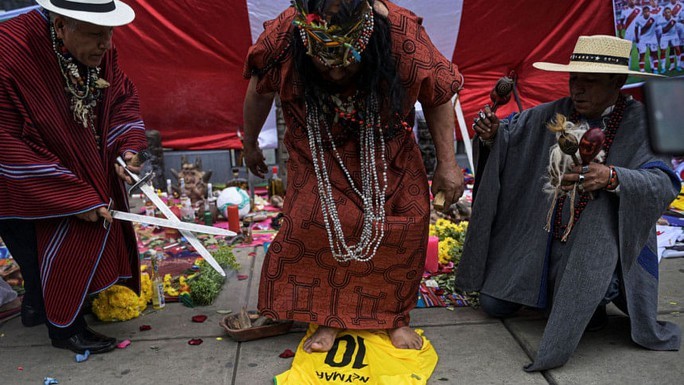 Người hâm mộ Peru tự tin hòa Brazil khi nhờ thầy mo 