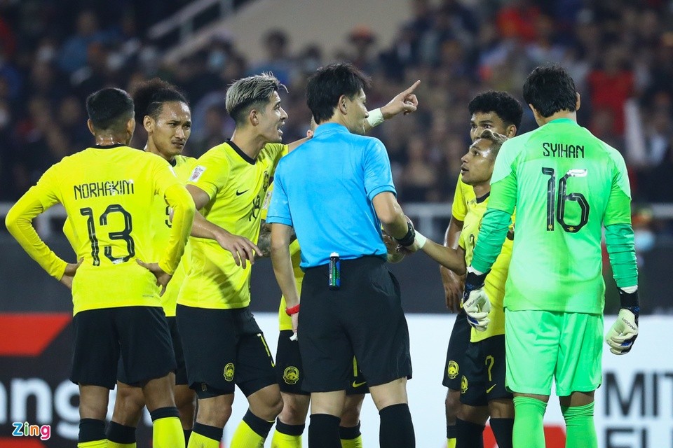 Cầu thủ Malaysia vây trọng tài nhưng nhận cái kết đắng - Bóng Đá