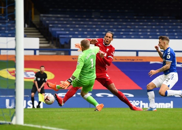 Wijnaldum blasts Pickford for 'completely stupid' Van Dijk tackle - Bóng Đá