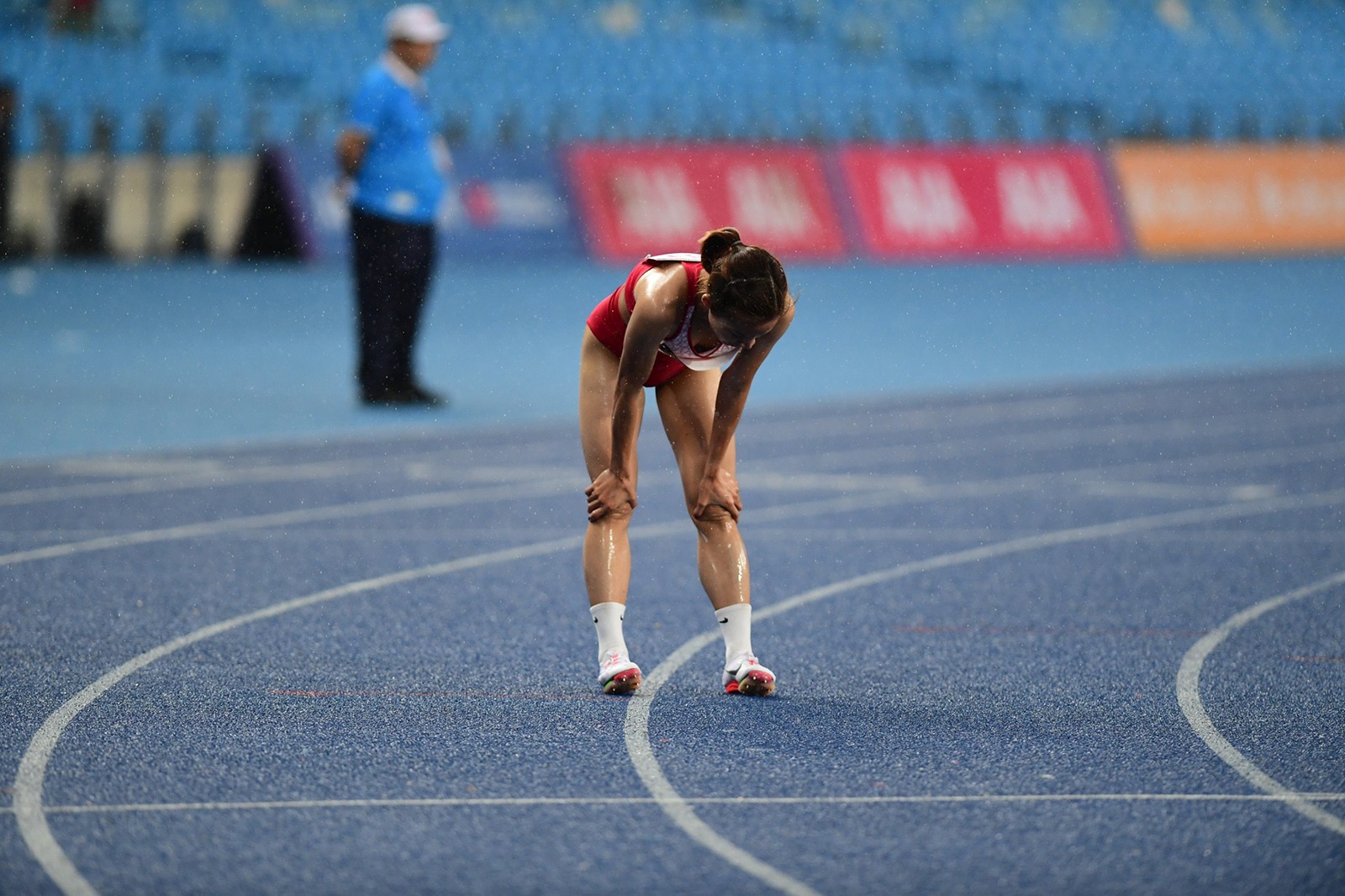 Nguyễn Thị Oanh vô đối ở SEA Games, ăn mừng HCV dưới mưa - Bóng Đá