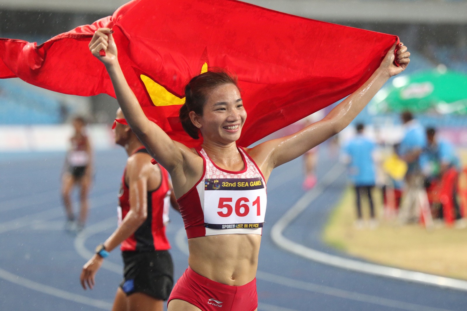 Nguyễn Thị Oanh vô đối ở SEA Games, ăn mừng HCV dưới mưa - Bóng Đá