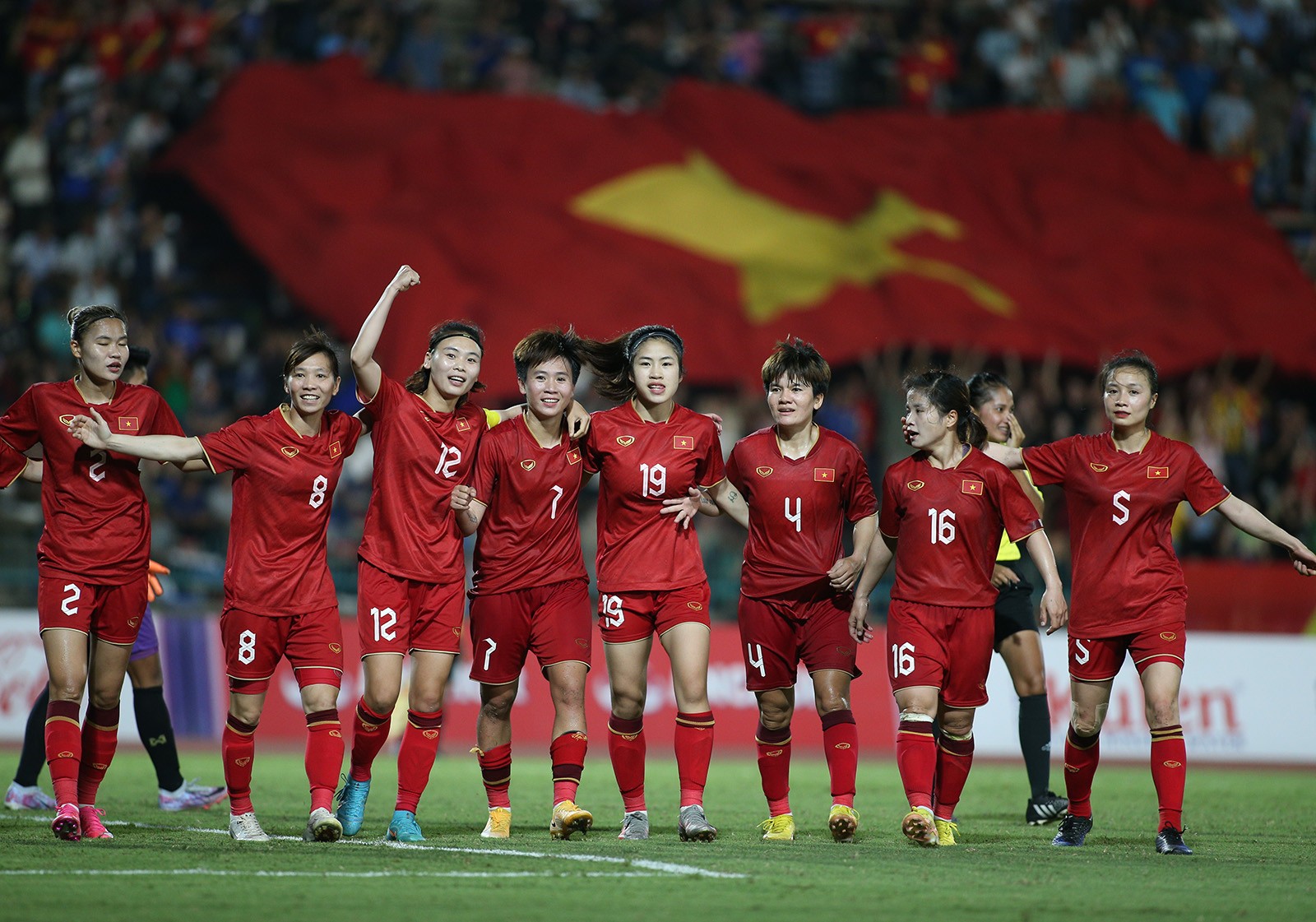 Thanh Nhã đội nón lá, cắn huy chương cực đáng yêu - Bóng Đá