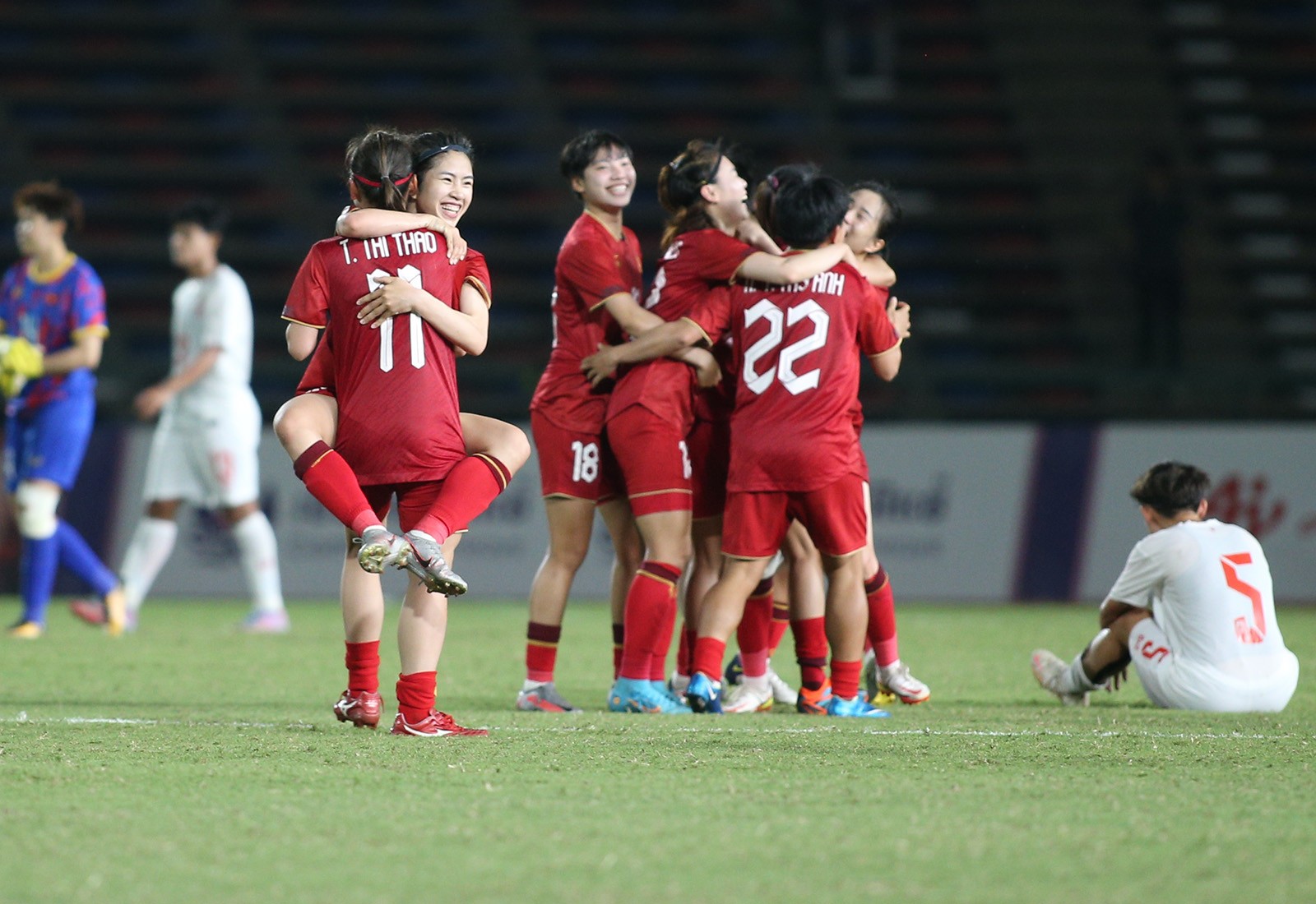 Thanh Nhã đội nón lá, cắn huy chương cực đáng yêu - Bóng Đá