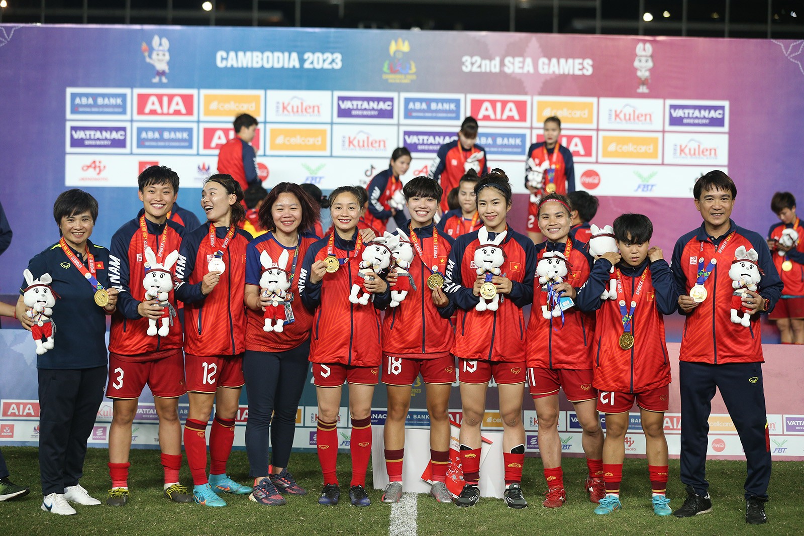 Thanh Nhã đội nón lá, cắn huy chương cực đáng yêu - Bóng Đá