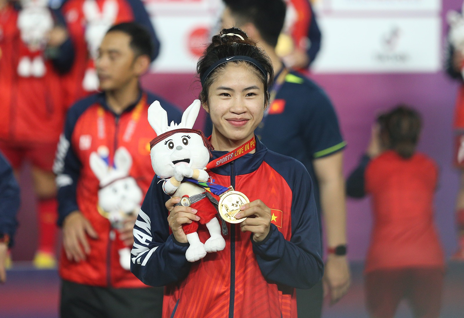 Thanh Nhã đội nón lá, cắn huy chương cực đáng yêu - Bóng Đá