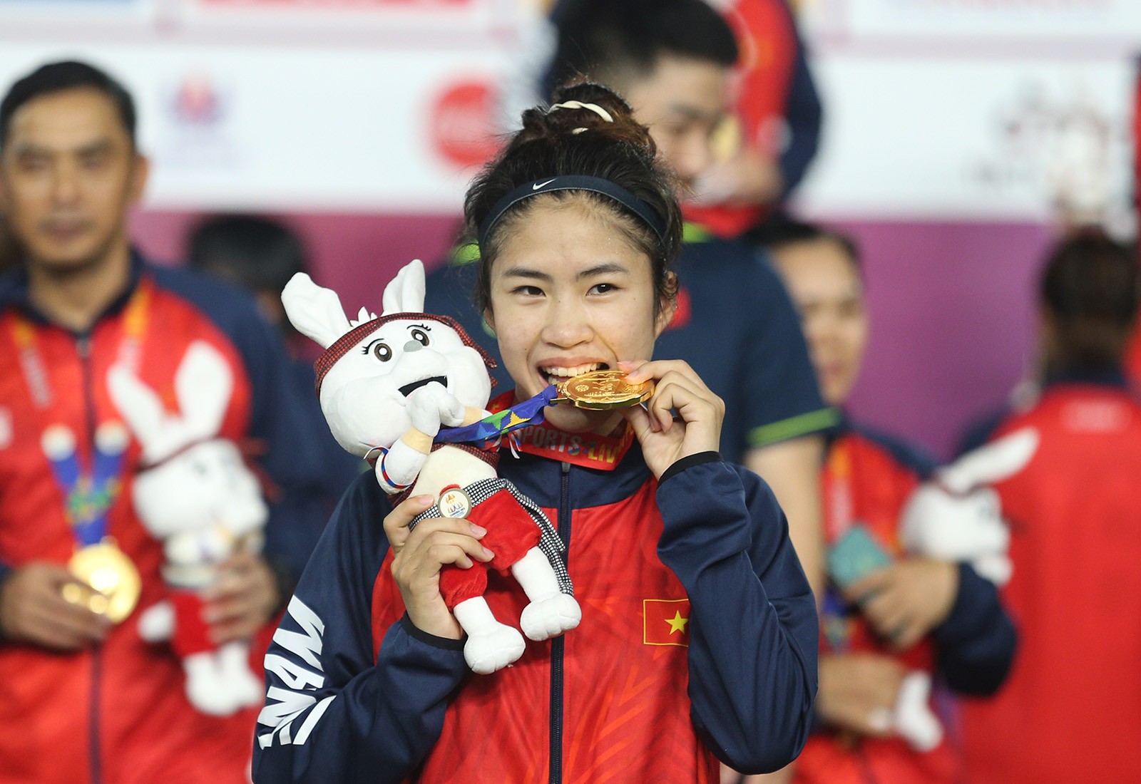 Thanh Nhã đội nón lá, cắn huy chương cực đáng yêu - Bóng Đá