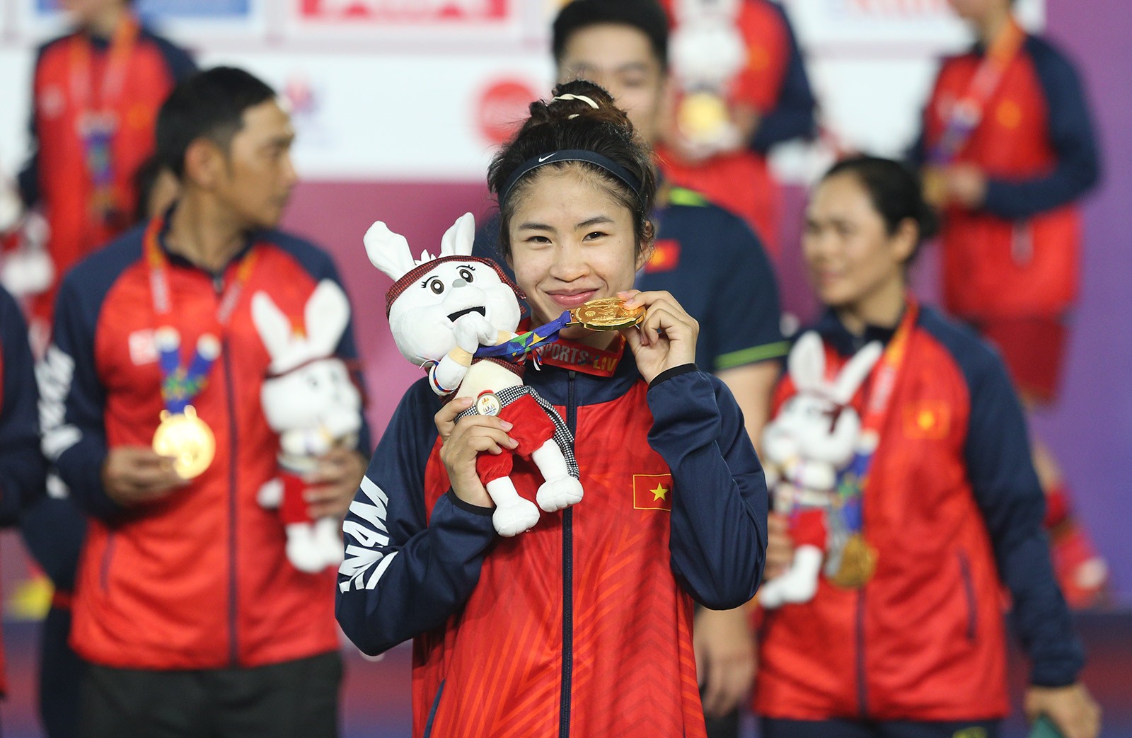 Thanh Nhã đội nón lá, cắn huy chương cực đáng yêu - Bóng Đá