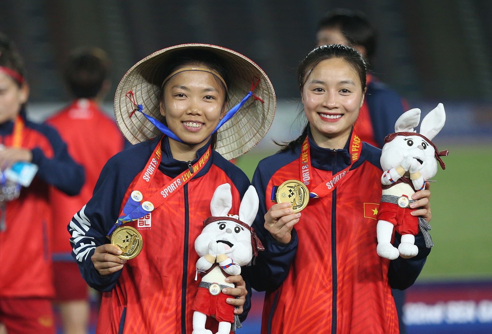 Thanh Nhã đội nón lá, cắn huy chương cực đáng yêu - Bóng Đá