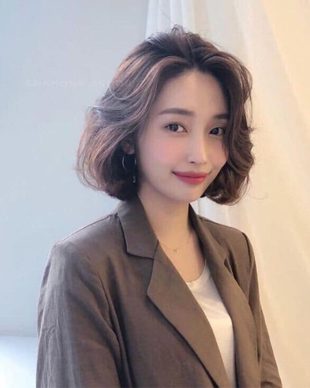 Tóc bob uốn xoăn nhẹ là sự kết hợp giữa nét cổ điển và hiện đại, mang lại vẻ ngoài mềm mại nhưng không kém phần tinh tế. 
