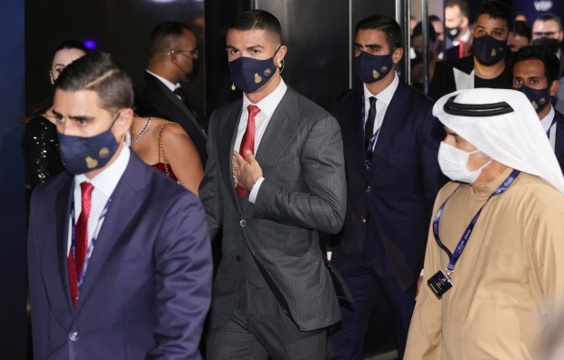 Georgina gây chú ý khi theo chân Ronaldo nhận giải thưởng danh giá - Bóng Đá