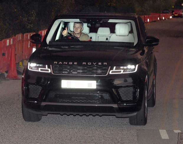 Mặt Solskjaer biến sắc, Van de Beek trông chán nản khi tới sân tập M.U - Bóng Đá
