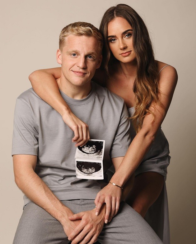 BABY ON BOARD Heartwarming moment Man Utd star Van de Beek and Arsenal legend Bergkamp’s daughter Estelle find out sex of their baby - Bóng Đá
