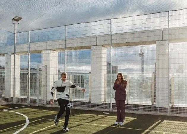 BABY ON BOARD Heartwarming moment Man Utd star Van de Beek and Arsenal legend Bergkamp’s daughter Estelle find out sex of their baby - Bóng Đá