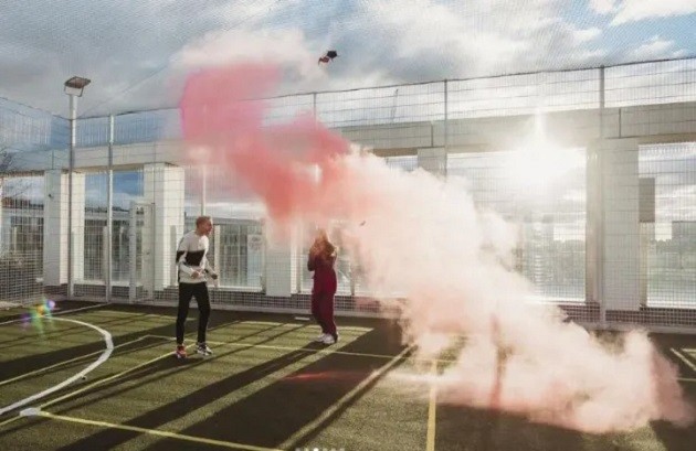 BABY ON BOARD Heartwarming moment Man Utd star Van de Beek and Arsenal legend Bergkamp’s daughter Estelle find out sex of their baby - Bóng Đá