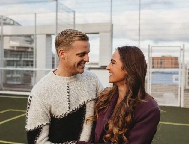 BABY ON BOARD Heartwarming moment Man Utd star Van de Beek and Arsenal legend Bergkamp’s daughter Estelle find out sex of their baby - Bóng Đá