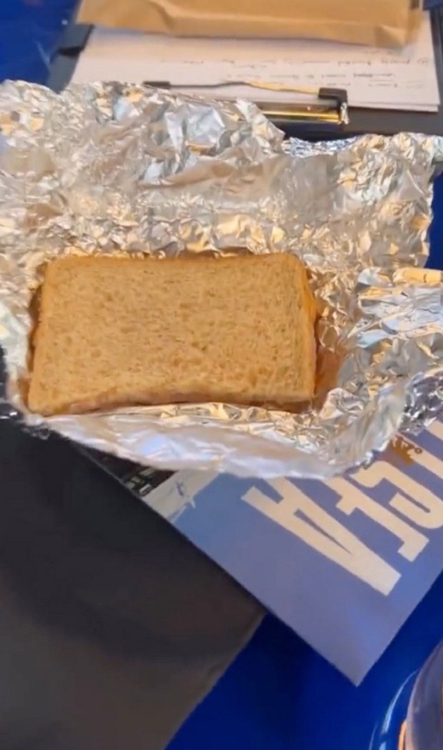 Micah Richards brutally trolls Roy Keane over star’s ‘nonsense’ packed lunch following hilarious Man Utd kit video - Bóng Đá
