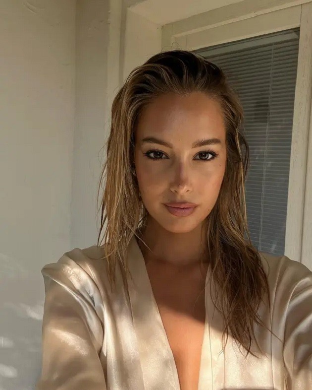 'SO GORGEOUS' Ex-Premier League Wag and ‘world’s most beautiful woman’ joins no bra club in risque outfit and appears topless in pool - Bóng Đá