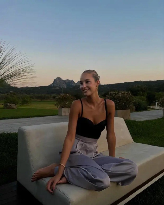 'SO GORGEOUS' Ex-Premier League Wag and ‘world’s most beautiful woman’ joins no bra club in risque outfit and appears topless in pool - Bóng Đá