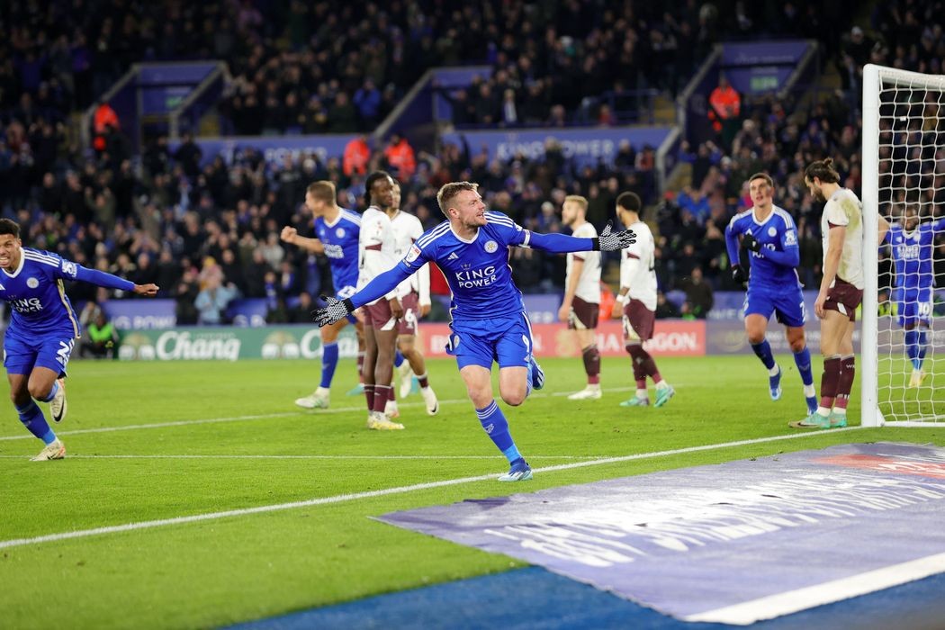 Vardy lập cú đúp khi đá dự bị, Leicester City tiếp tục bay cao - Bóng Đá