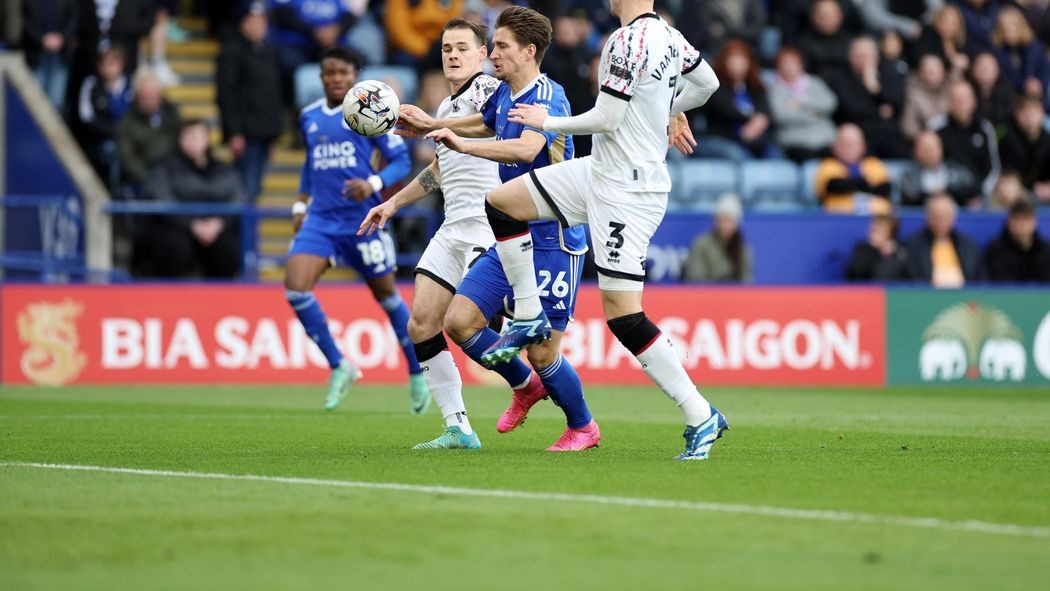 Carrick quá hay, chặn đứng đà thăng hoa của Leicester City - Bóng Đá
