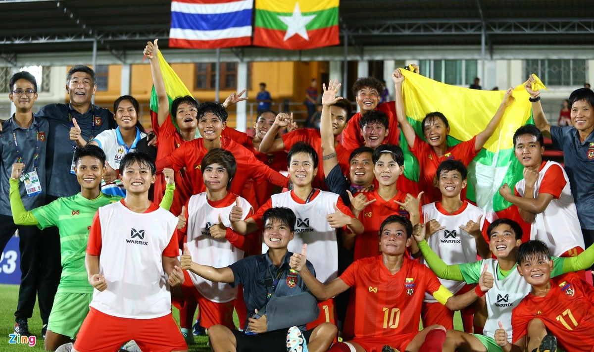 Cầu thủ nữ Thái Lan khóc ròng sau trận thua ngược Myanmar - Bóng Đá