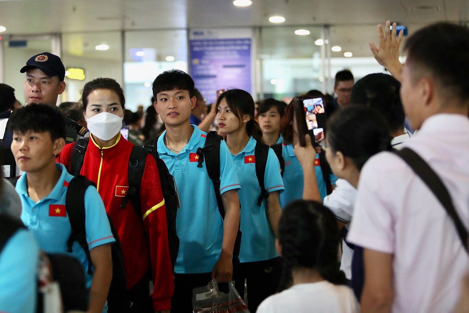 'Xé lưới' tuyển Đức, Thanh Nhã và đồng đội rạng rỡ ngày về nước - Bóng Đá