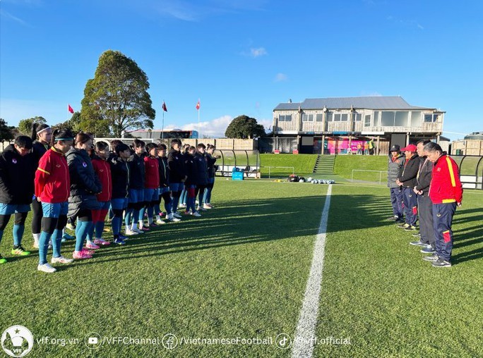 Đội tuyển nữ Việt Nam tới địa điểm thi đấu cuối cùng bằng chuyên cơ - Bóng Đá