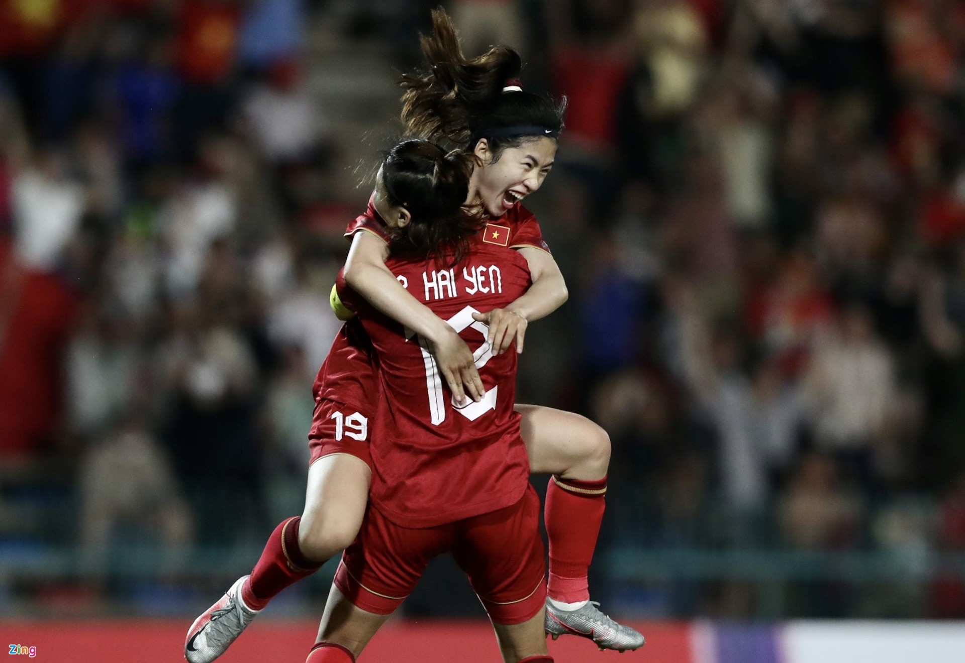 Cảm xúc vỡ òa trong ngày tuyển nữ Việt Nam làm nên lịch sử - Bóng Đá