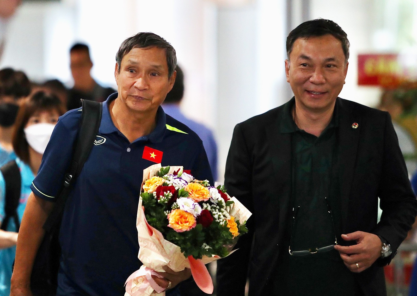 'Xé lưới' tuyển Đức, Thanh Nhã và đồng đội rạng rỡ ngày về nước - Bóng Đá