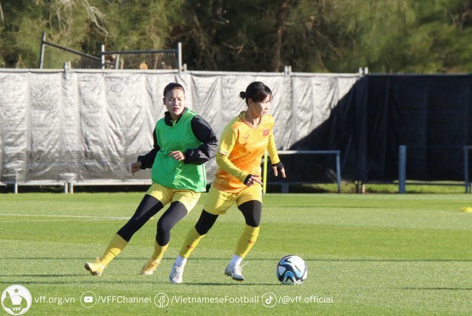 Đội tuyển nữ Việt Nam tới địa điểm thi đấu cuối cùng bằng chuyên cơ - Bóng Đá