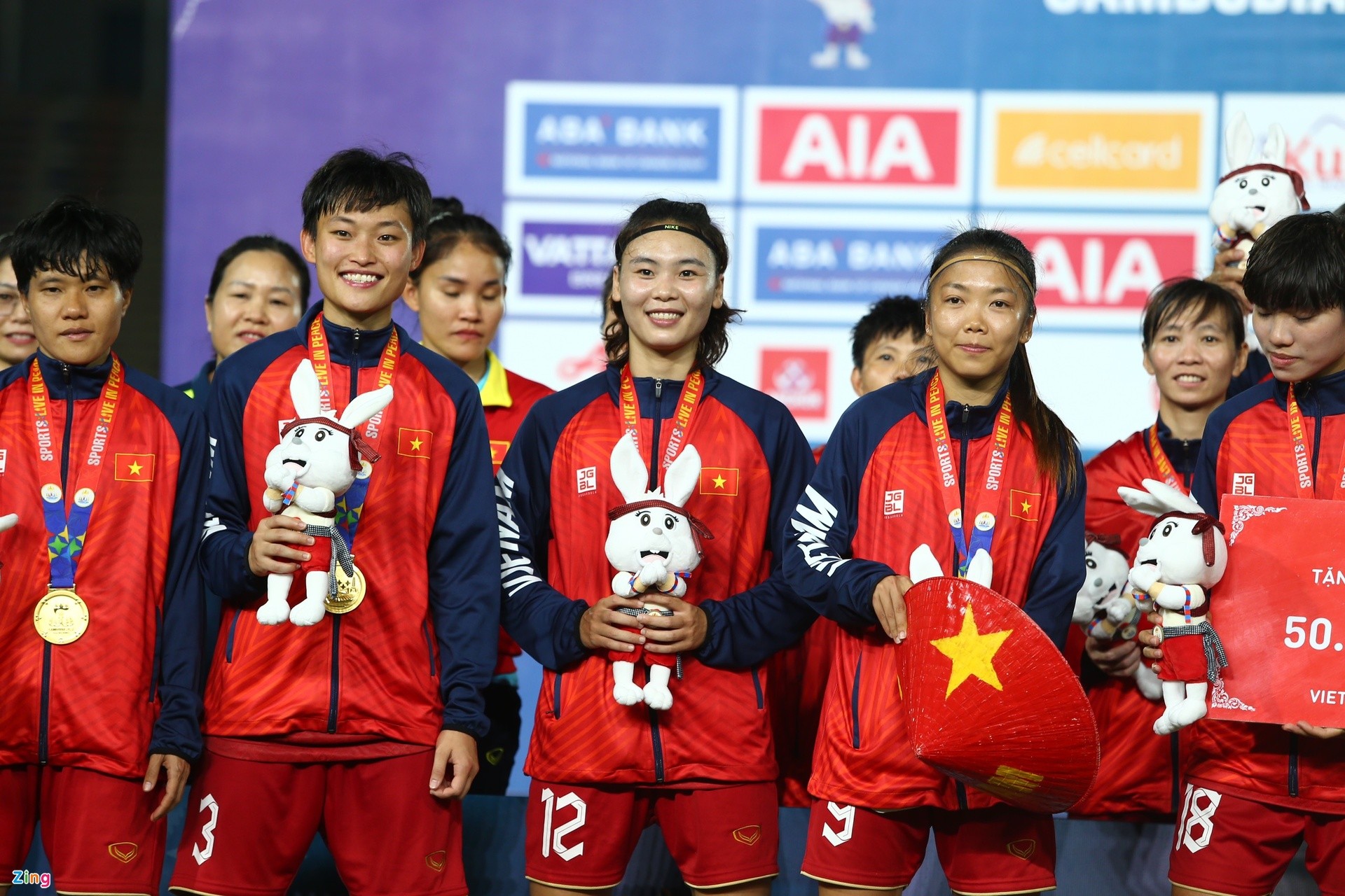 Cảm xúc vỡ òa trong ngày tuyển nữ Việt Nam làm nên lịch sử - Bóng Đá