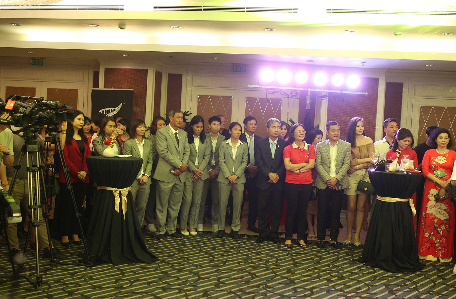 Tuyển nữ Việt Nam nhận quà đặc biệt trước ngày đi World Cup - Bóng Đá