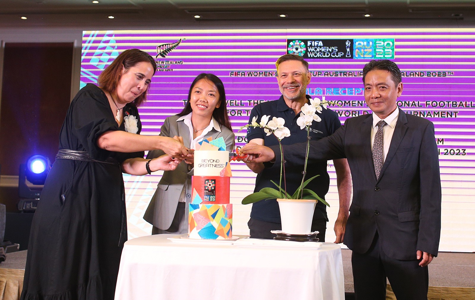 Tuyển nữ Việt Nam nhận quà đặc biệt trước ngày đi World Cup - Bóng Đá