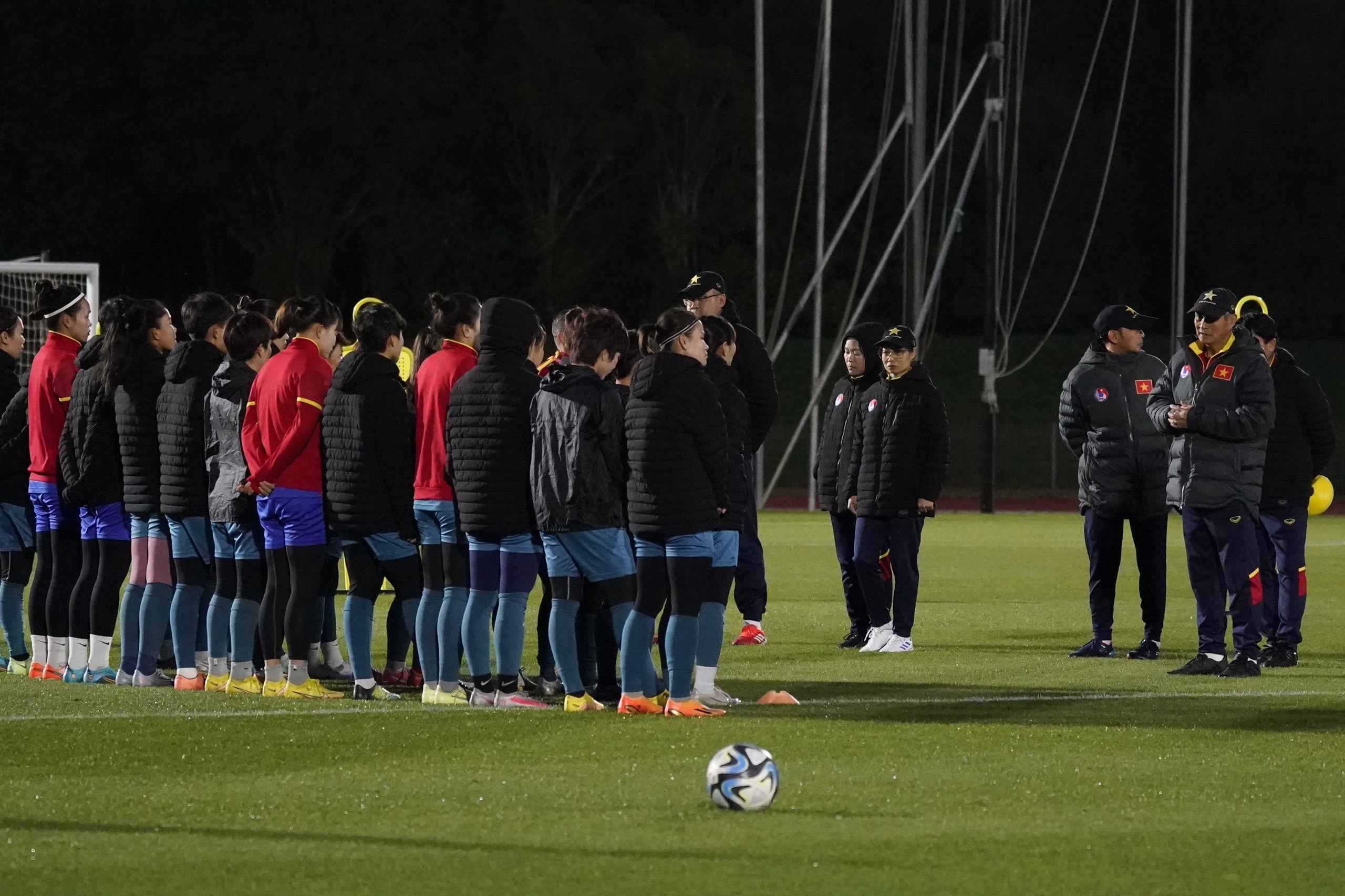 Xúc động hình ảnh buổi tập cuối của tuyển nữ Việt Nam ở World Cup - Bóng Đá