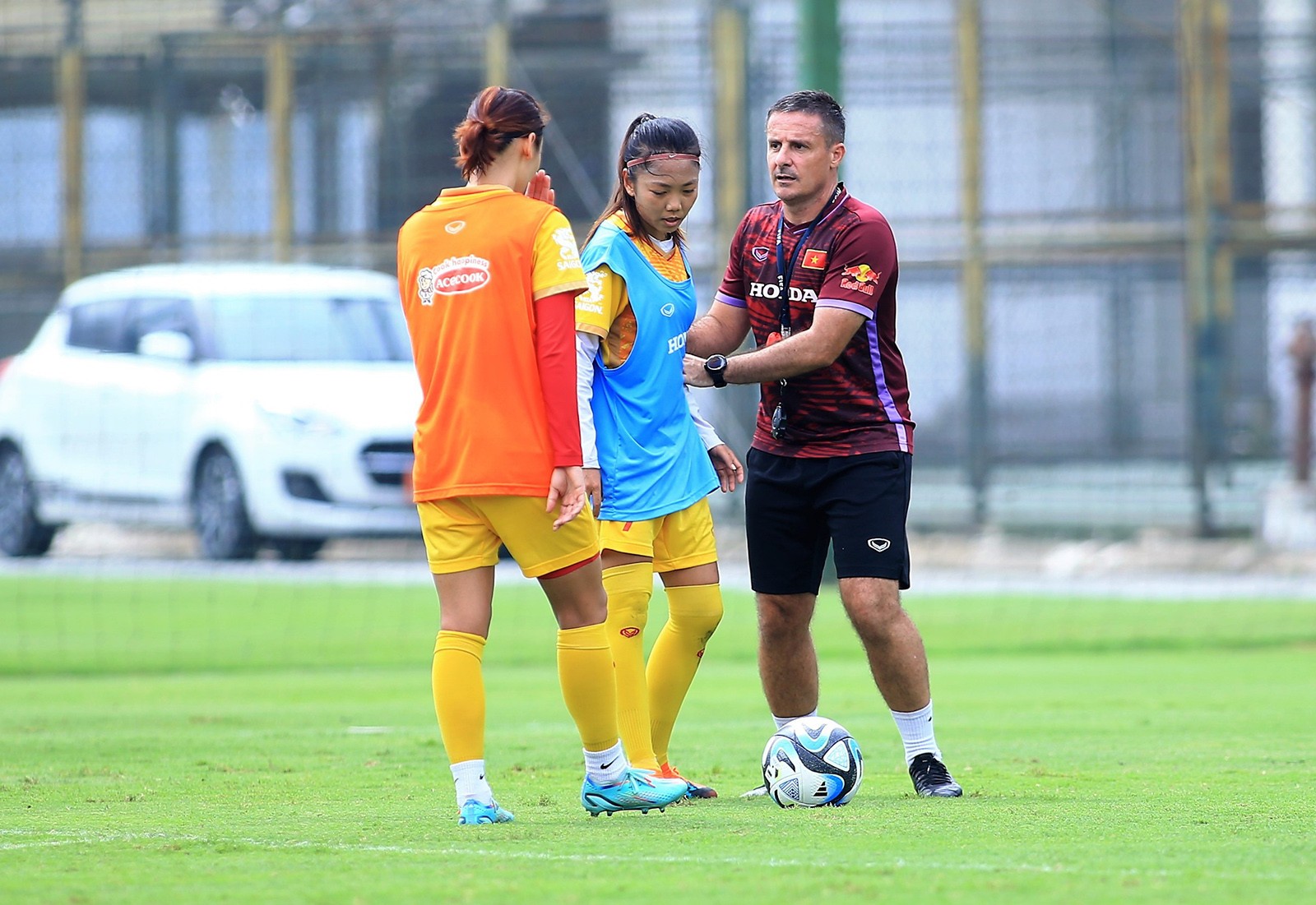 Tuyển nữ Việt Nam rèn miếng tủ chờ đấu Mỹ, Hà Lan - Bóng Đá