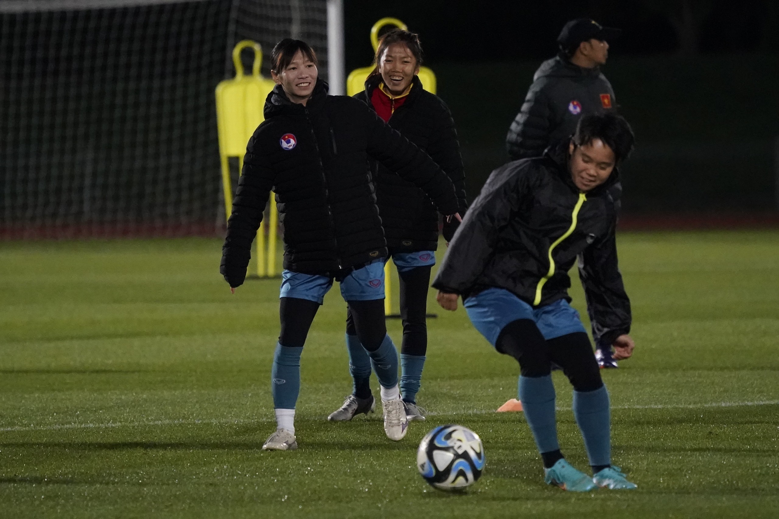 Xúc động hình ảnh buổi tập cuối của tuyển nữ Việt Nam ở World Cup - Bóng Đá