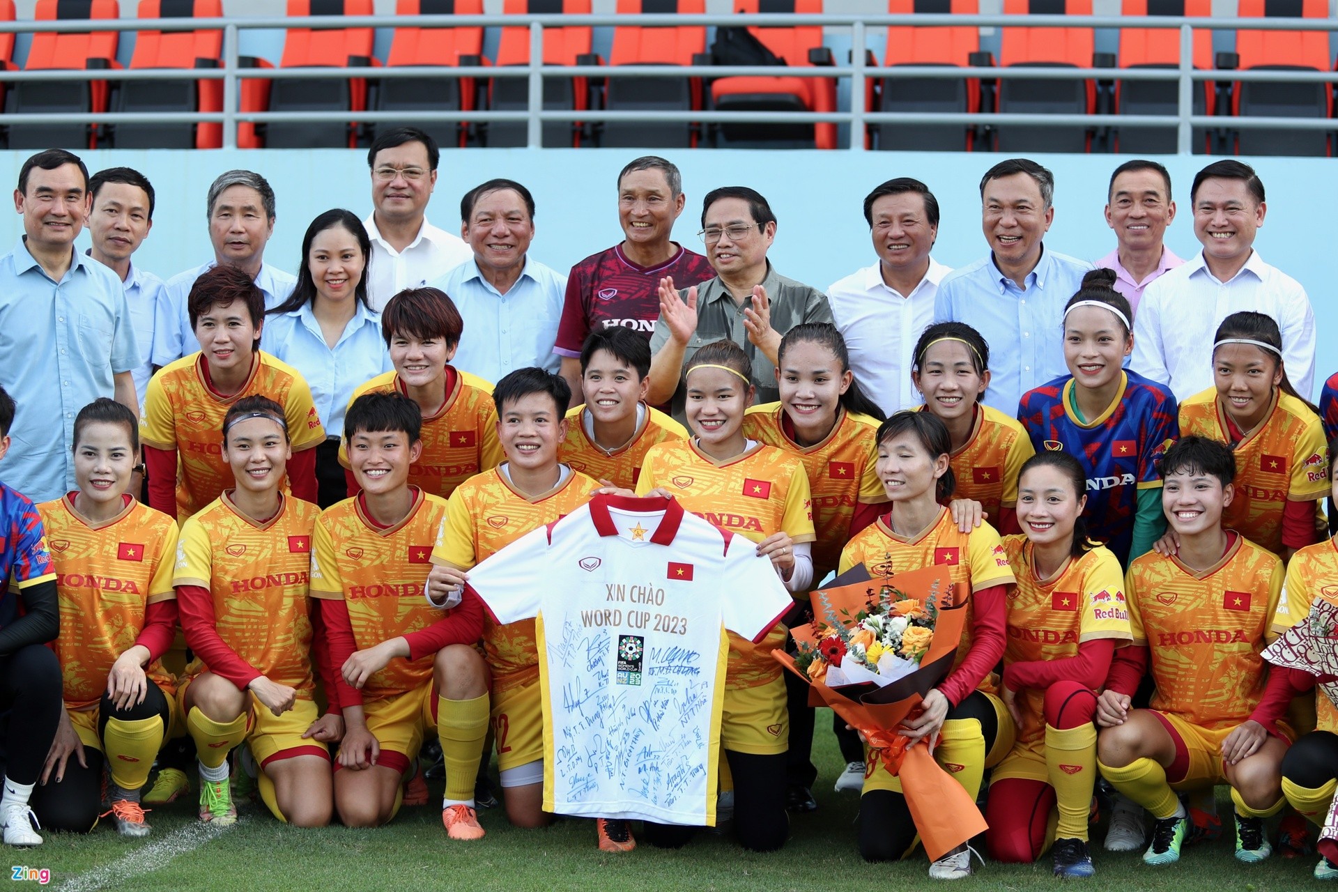 Thủ tướng gặp mặt động viên tuyển bóng đá nữ Việt Nam trước World Cup - Bóng Đá